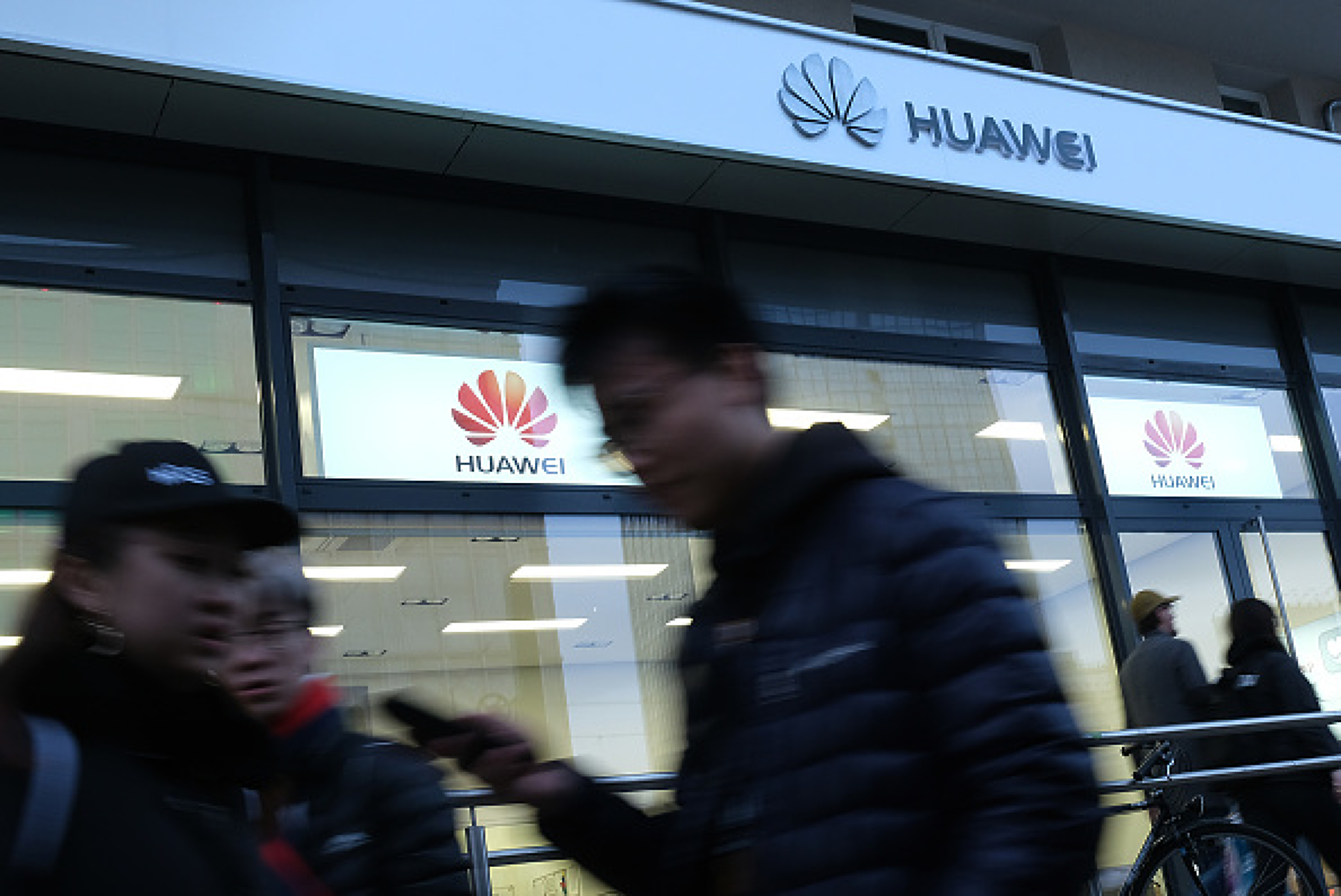 Huawei забавя производството на смартфони заради чипове с изкуствен интелект