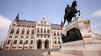 Опозицията в Унгария призова за извънредно заседание на парламента днес