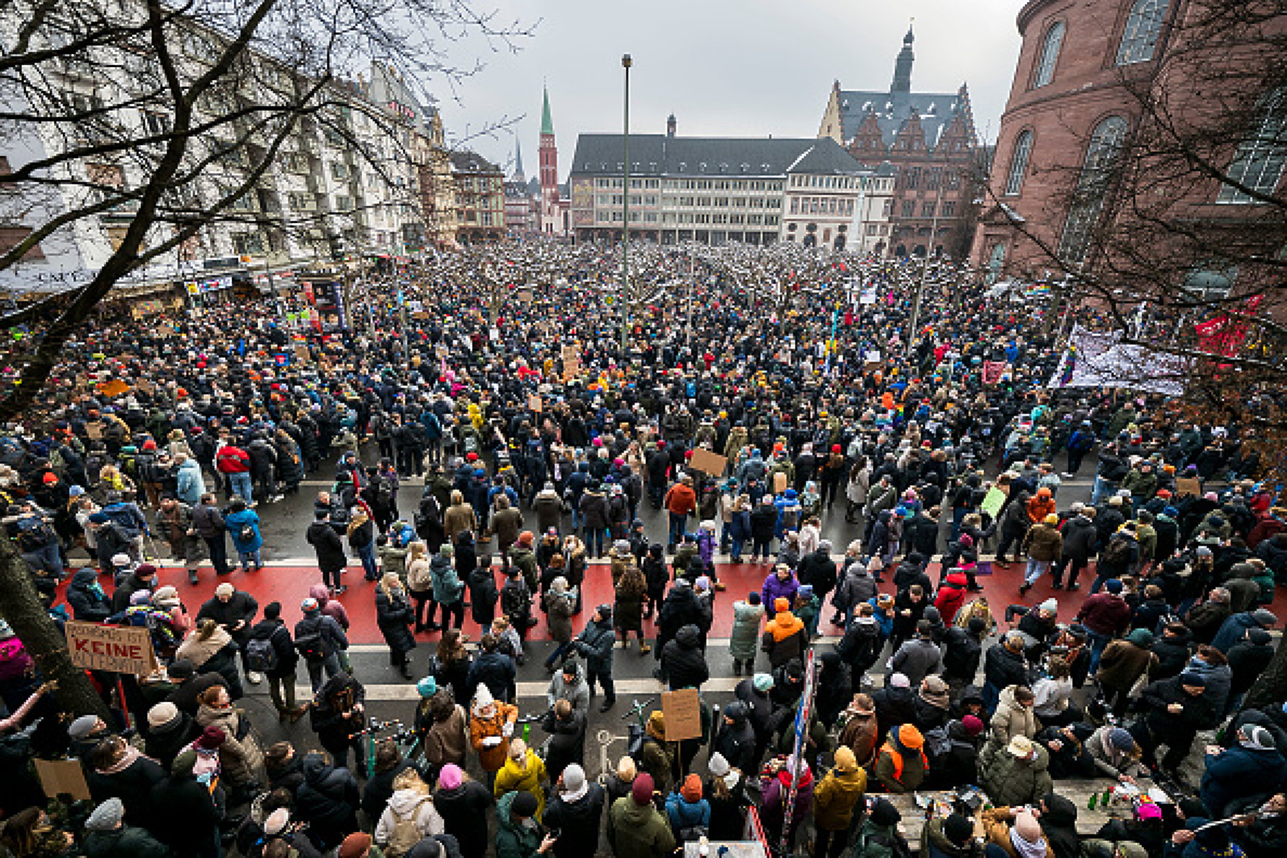 Подкрепата за крайнодясната „Алтернатива за Германия“ падна под 20% след масовите протести