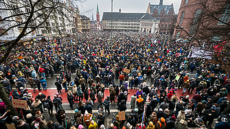 Подкрепата за крайнодясната „Алтернатива за Германия“ падна под 20% след масовите протести