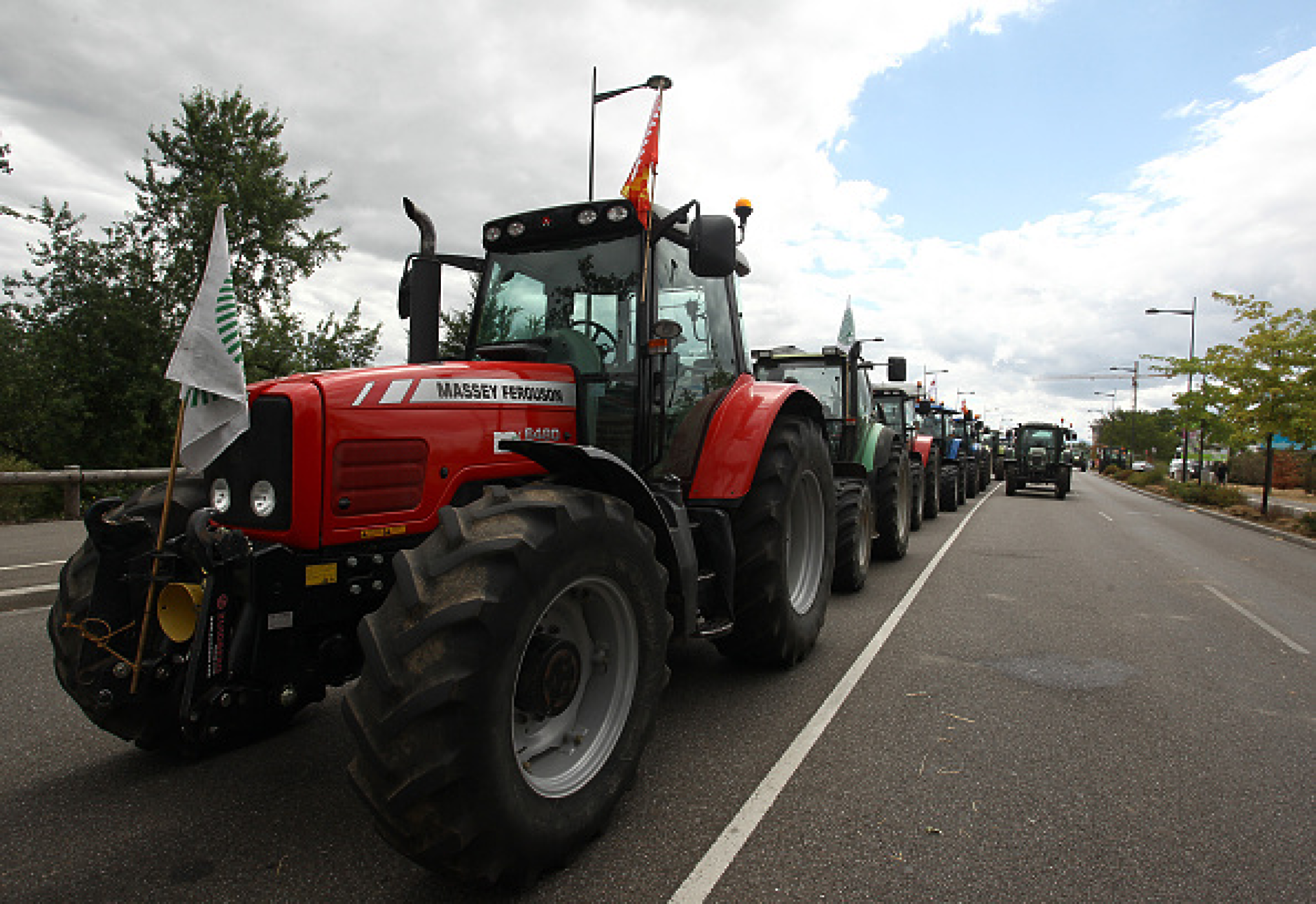 Френските фермери започнаха протеста си „Обсада на Париж“