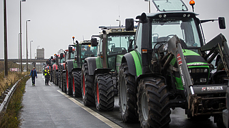 Участниците във фермерските протести във Франция започнаха да спират камиони