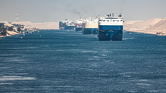 Приходите на Суецкия канал са паднали почти наполовина през януари заради нападенията на йеменските хуси