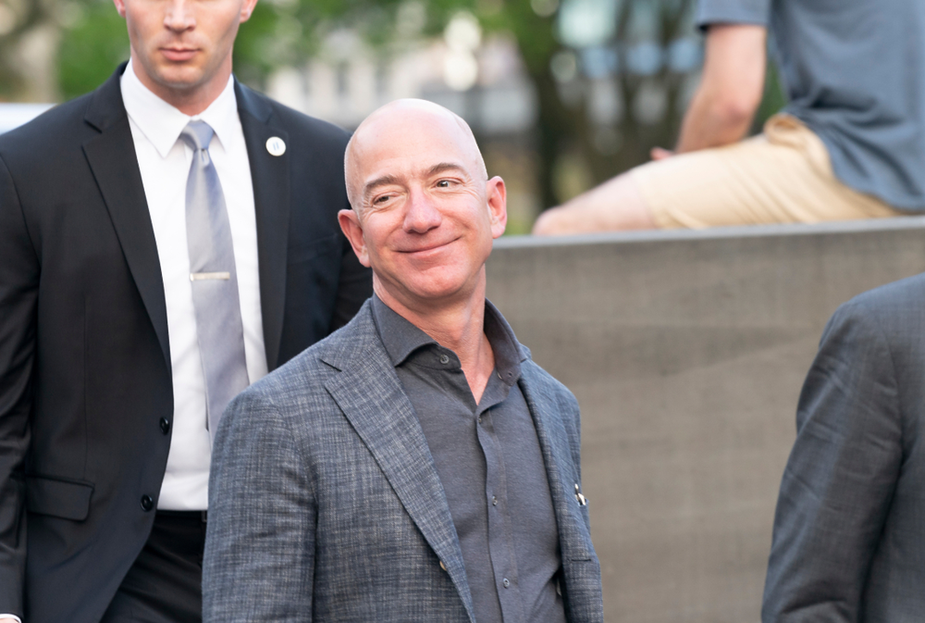 Безос ще продаде до 50 милиона акции на Amazon до 31 януари следващата година
