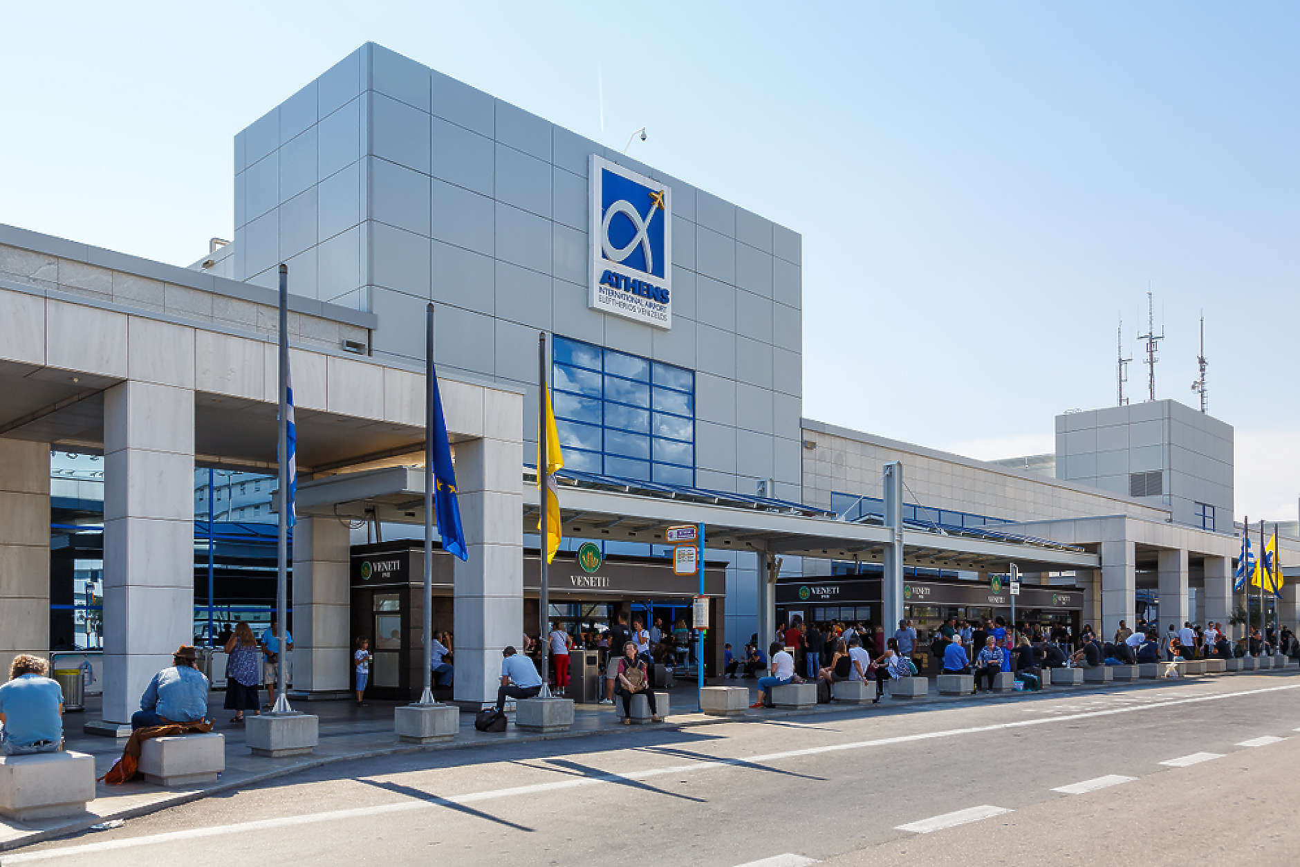 Атинското летище продаде 30% от акциите си