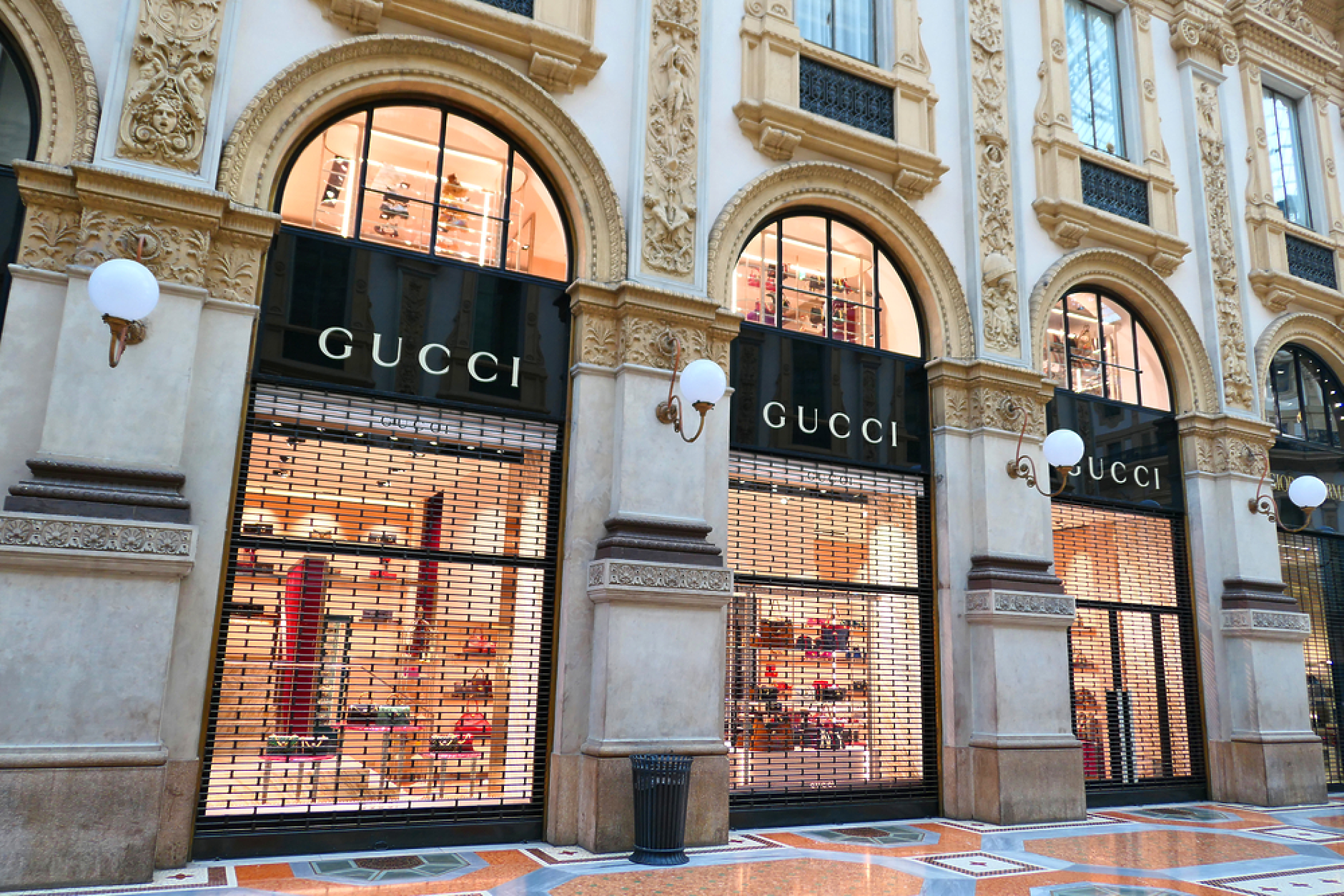 Собственикът на Gucci и Yves Saint Laurent опитва съживяване на топ марките заради спад в приходите