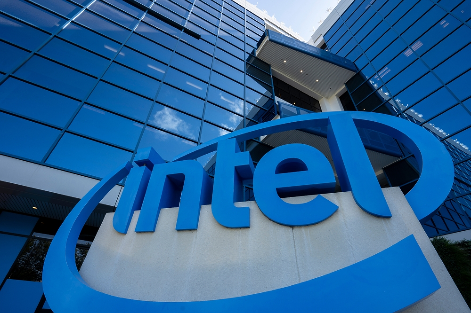 Intel отлага пускането на завод за чипове в Охайо поне с една година