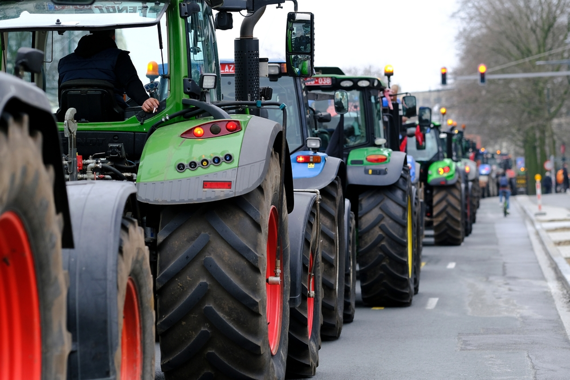Франция отделя 150 млн. евро за животновъдите, фермерите вдигат блокадите