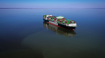 ООН: Търговският трафик през Суецкия канал е намалял с 42% за два месеца