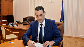 Министърът на транспорта и съобщенията Георги Гвоздейков подписа днес договор