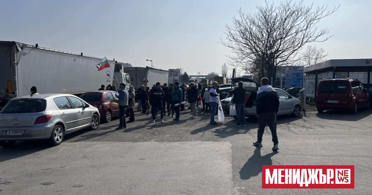 Членове и симпатизанти на партия Възраждане блокираха пристанище Бургас -