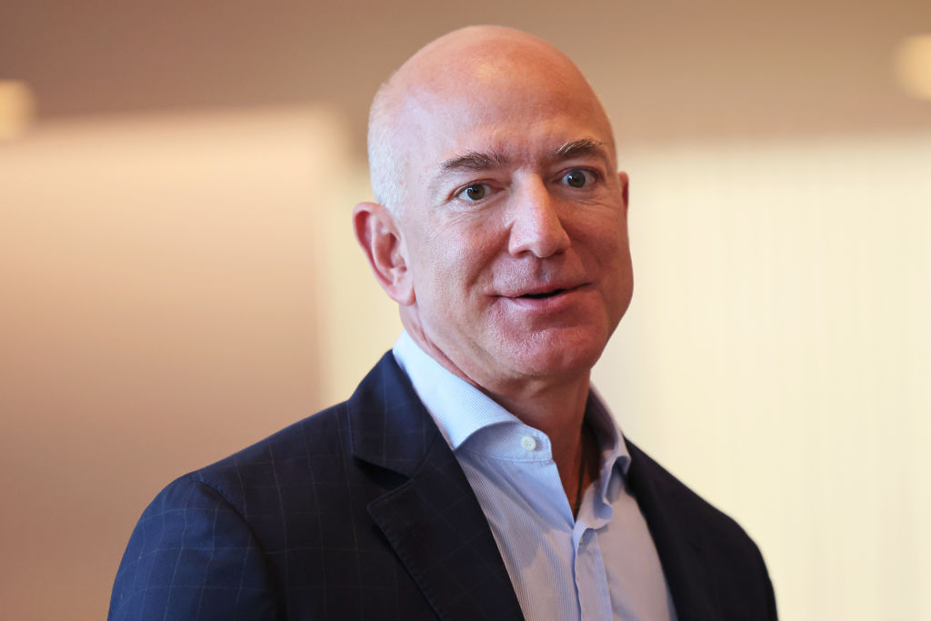 Джеф Безос продаде акции на Amazon за над 2 млрд. долара за трети път този месец