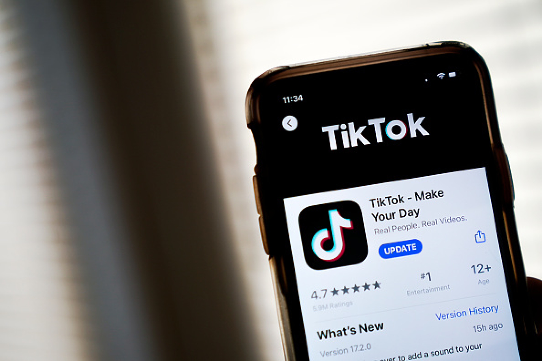 Европейската комисия е започнала разследване срещу TikTok за защитата на непълнолетни