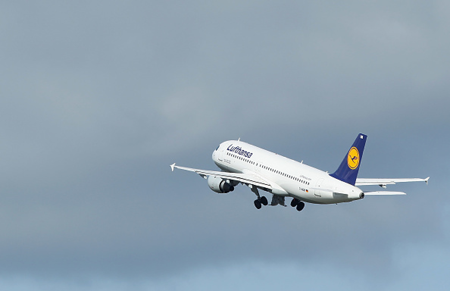 Стачка блокира 7 летища и полети на Lufthansa, може да засегне 100 хиляди пътници