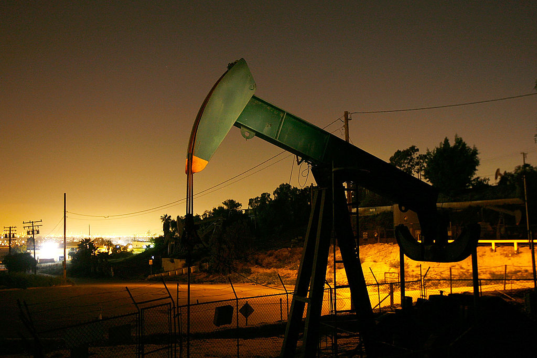 Цените на петрола поеха в различни посоки на фона на по-слабите перспективи за търсенето от МАЕ