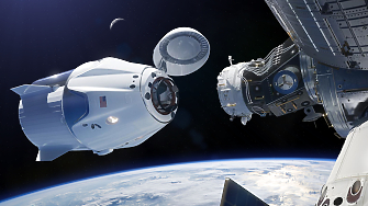 Пилотираният космически кораб за многократна употреба Crew Dragon с четирима