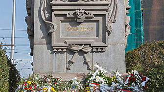 С възпоменателна церемония пред паметника на Васил Левски в родния