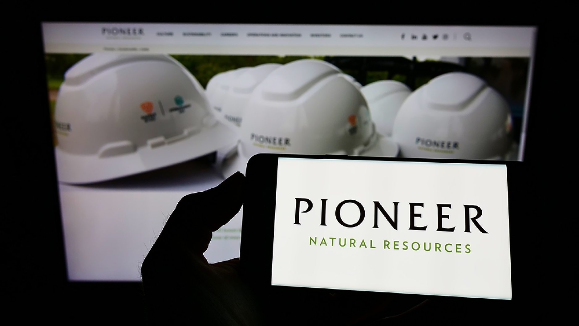 Акционер на Pioneer заподозря компанията, че крие информация за сливането с Exxon
