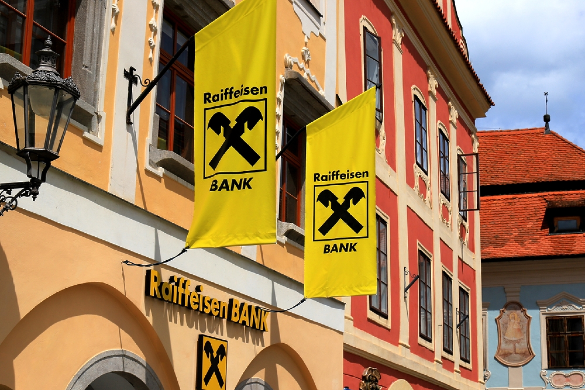 Властите в Австрия заподозряха Raiffeisen Bank  в пране на пари заради плащания от Русия