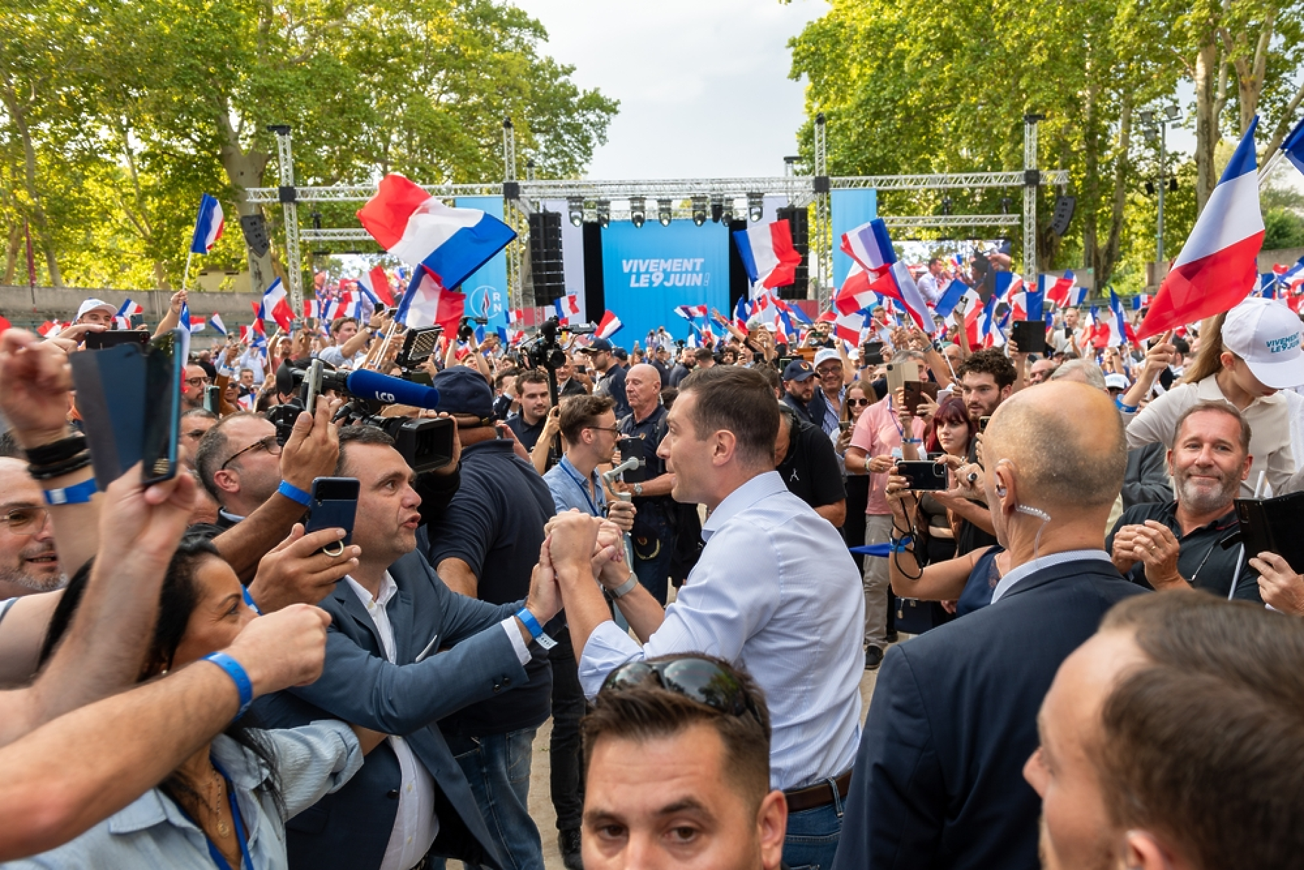 Анкета дава рекордно висок резултат на крайната десница във Франция
