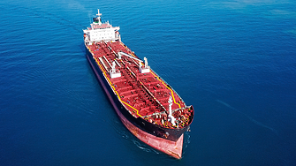 Bloomberg: Доставите на петрол стават проблемни заради недостиг на танкери и атаките в Червено море
