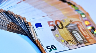 Подкопано от кризи и дефлация доскоро еврото набира популярност сред