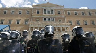 Рано тази сутрин гръцкият парламент одобри с крехко мнозинство законопроект който ще