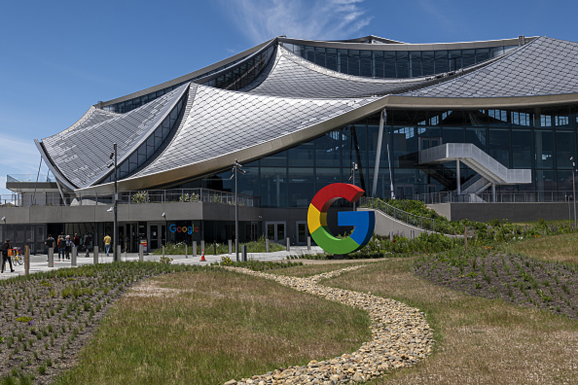 Основната офис сграда на Google с футуристичния покрив, който може би "поглъща" безжичния интернет. Снимка: Getty Images