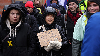Шведската полиция изнесе на ръце Грета Тунберг от входа на парламента в Стокхолм