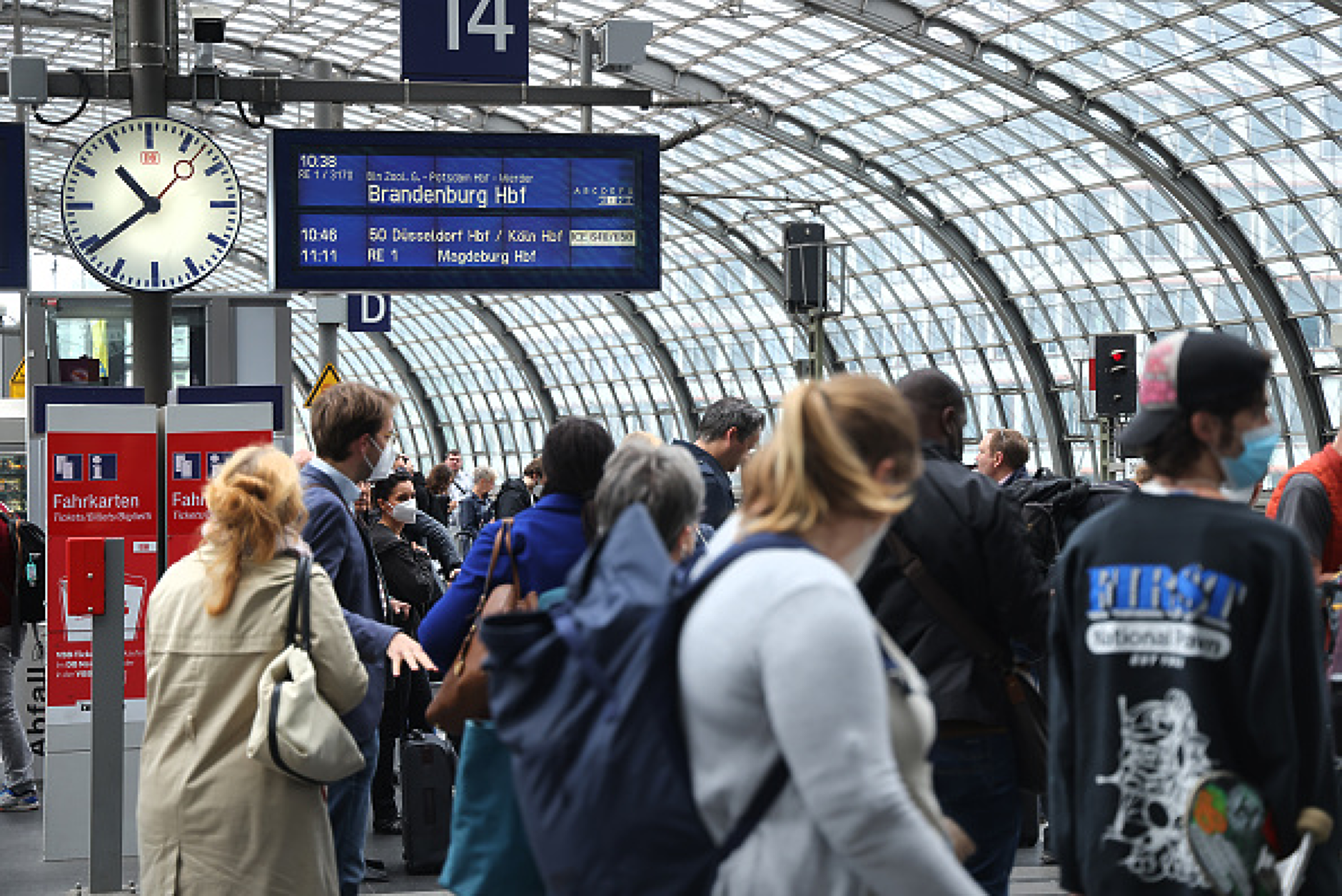 Машинистите на влакове се включиха към стачката на стюардесите от Lufthansa  в Германия