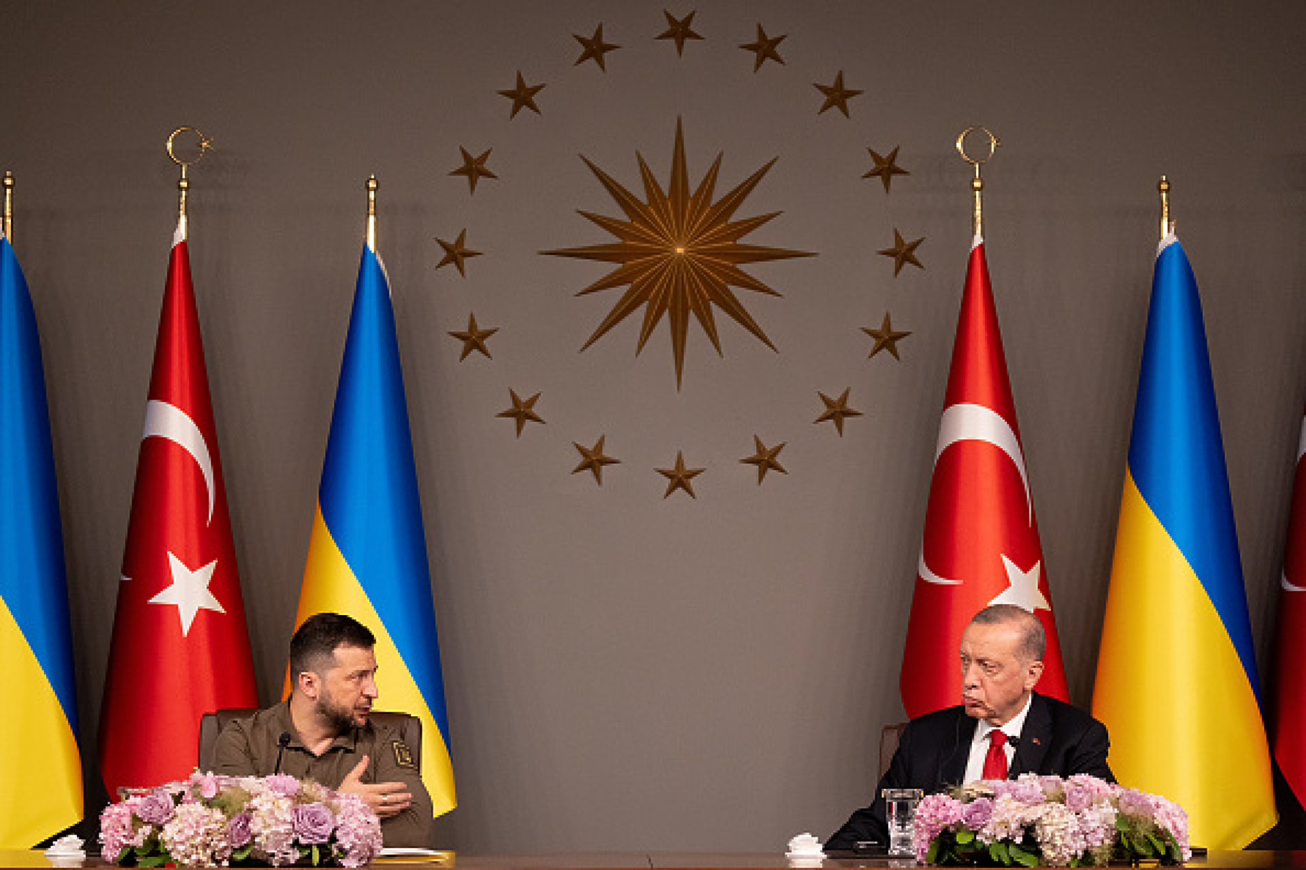Зеленски отива в Турция за среща с Ердоган и оръжейни компании