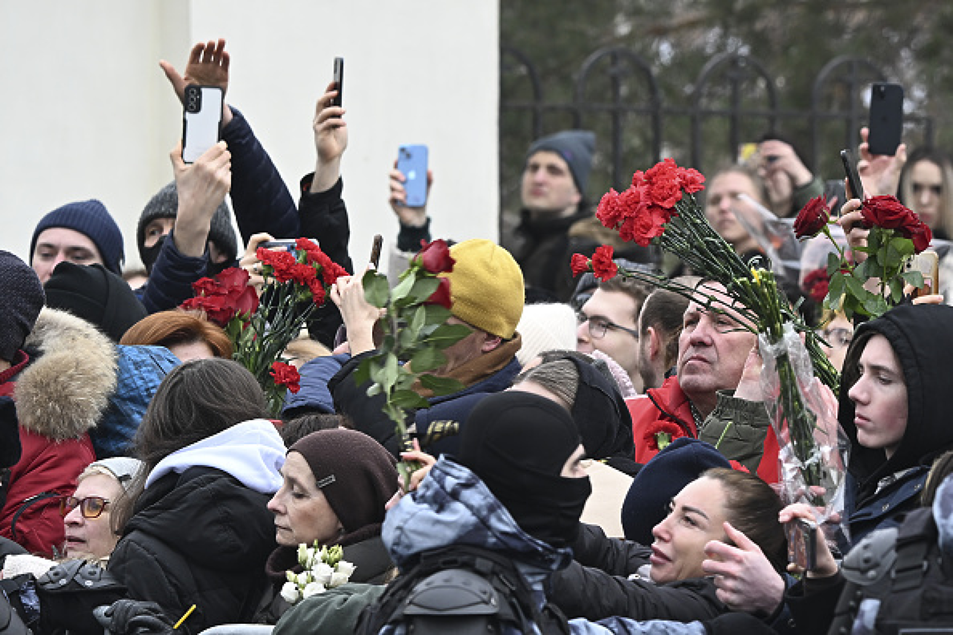 Аплодисменти, стотици хора и западни дипломати изпратиха Алексей Навални на опело в Москва