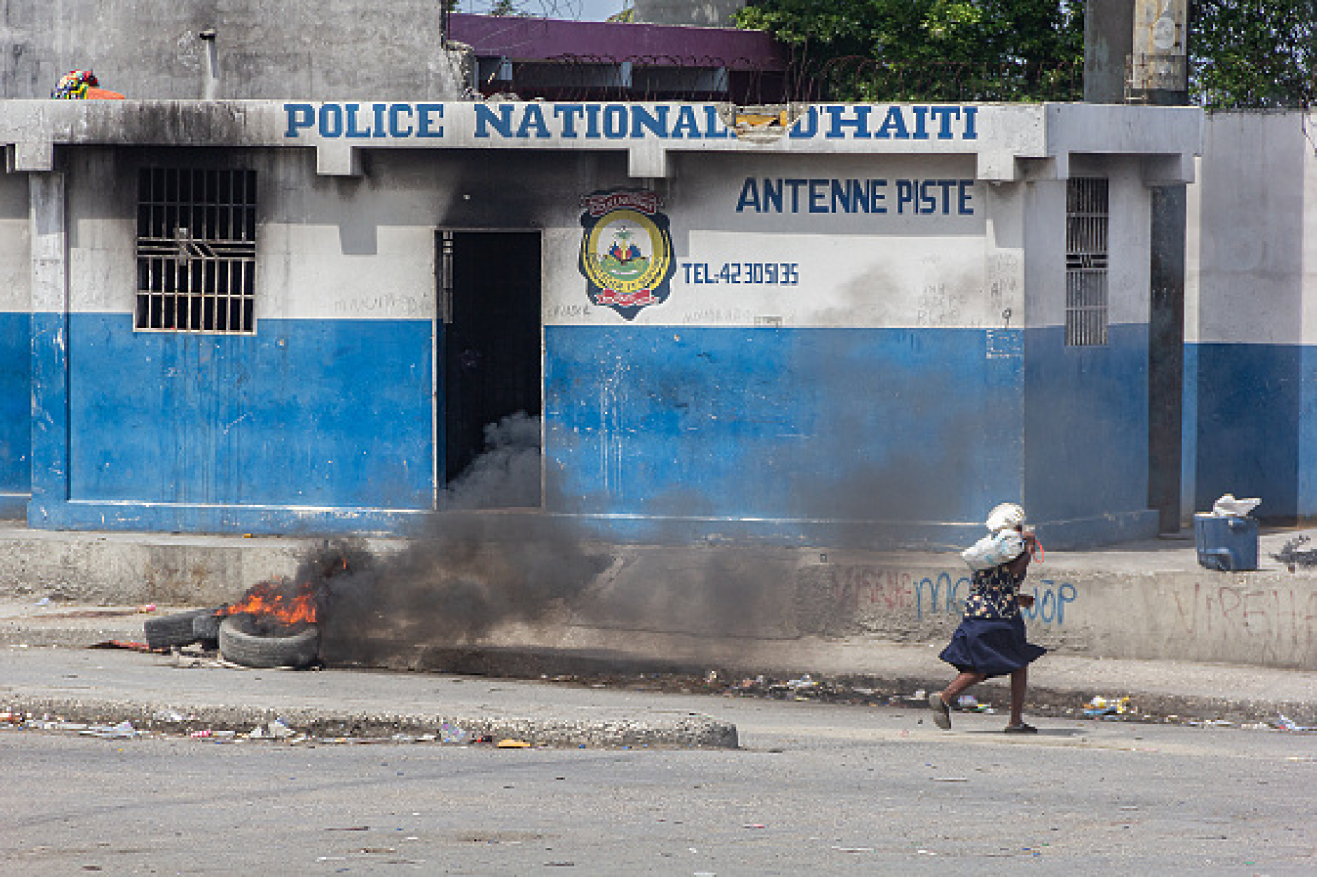 Въоръжени групировки нападнаха президентския дворец в Хаити