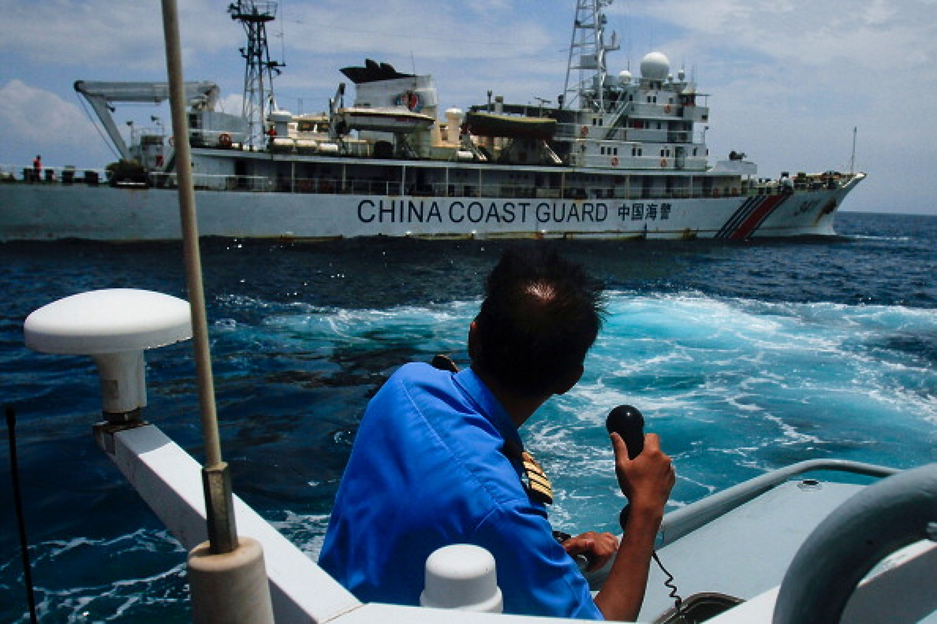 Корабите на китайската и филипинската брегова охрана влязоха в стълкновение в Южнокитайско море