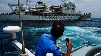 Корабите на китайската и филипинската брегова охрана влязоха в стълкновение в Южнокитайско море