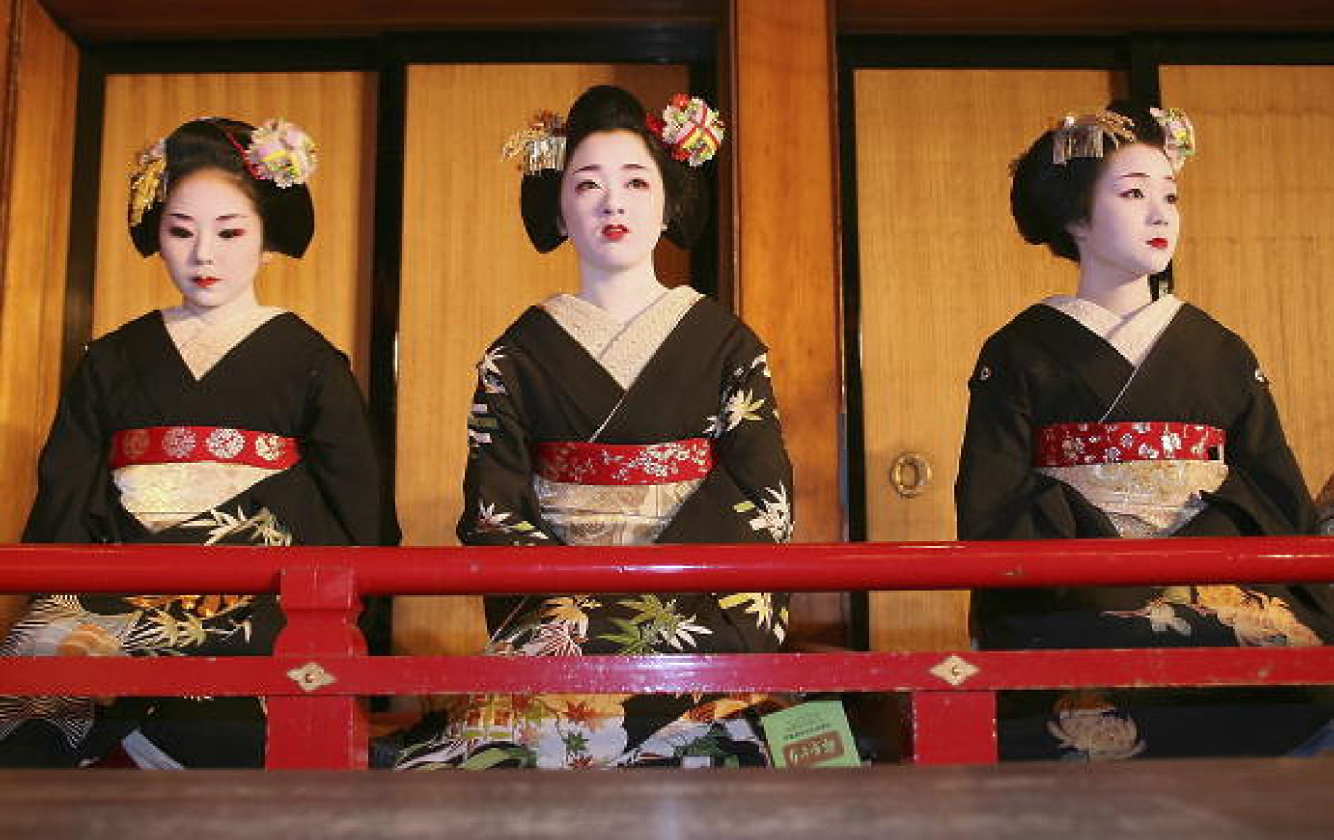 Властите в Киото затвориха улици и квартали за туристи заради тормоз на гейшите