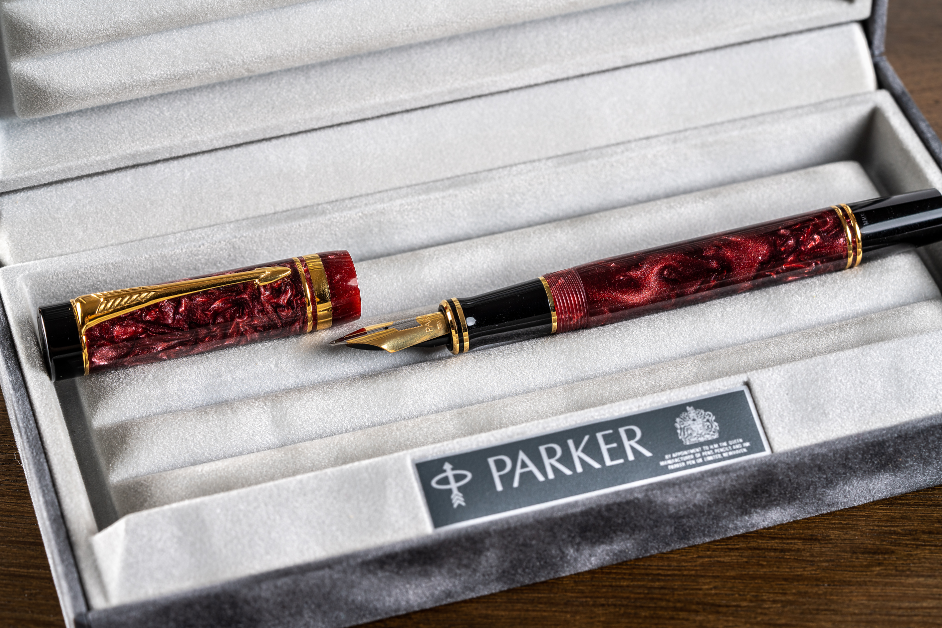 Златна писалка Parker Duofold в цвят бордо. Снимка: Shutterstock