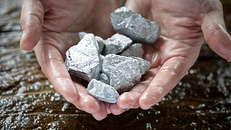 Печалбите на световна компания за добив на редки метали потънаха със 74%