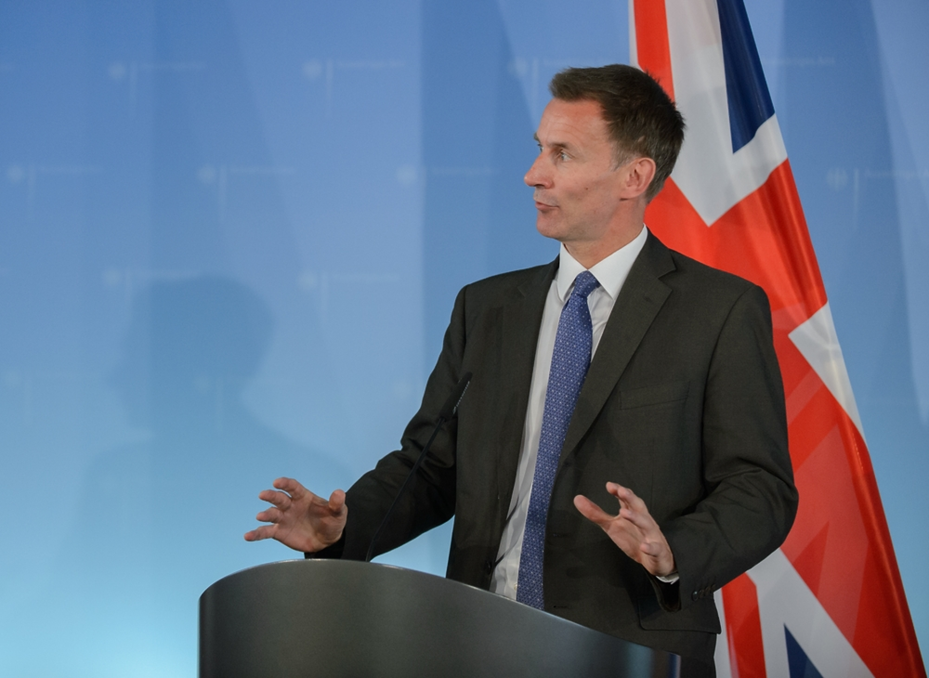 Консерваторите проучват премахването на данъчния статут на чужденци в Обединеното кралство