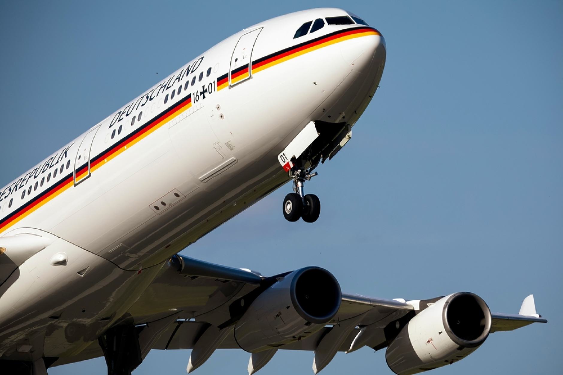 Германските власти продават на части повредения си правителствен самолет, бизнесмен го иска за музей