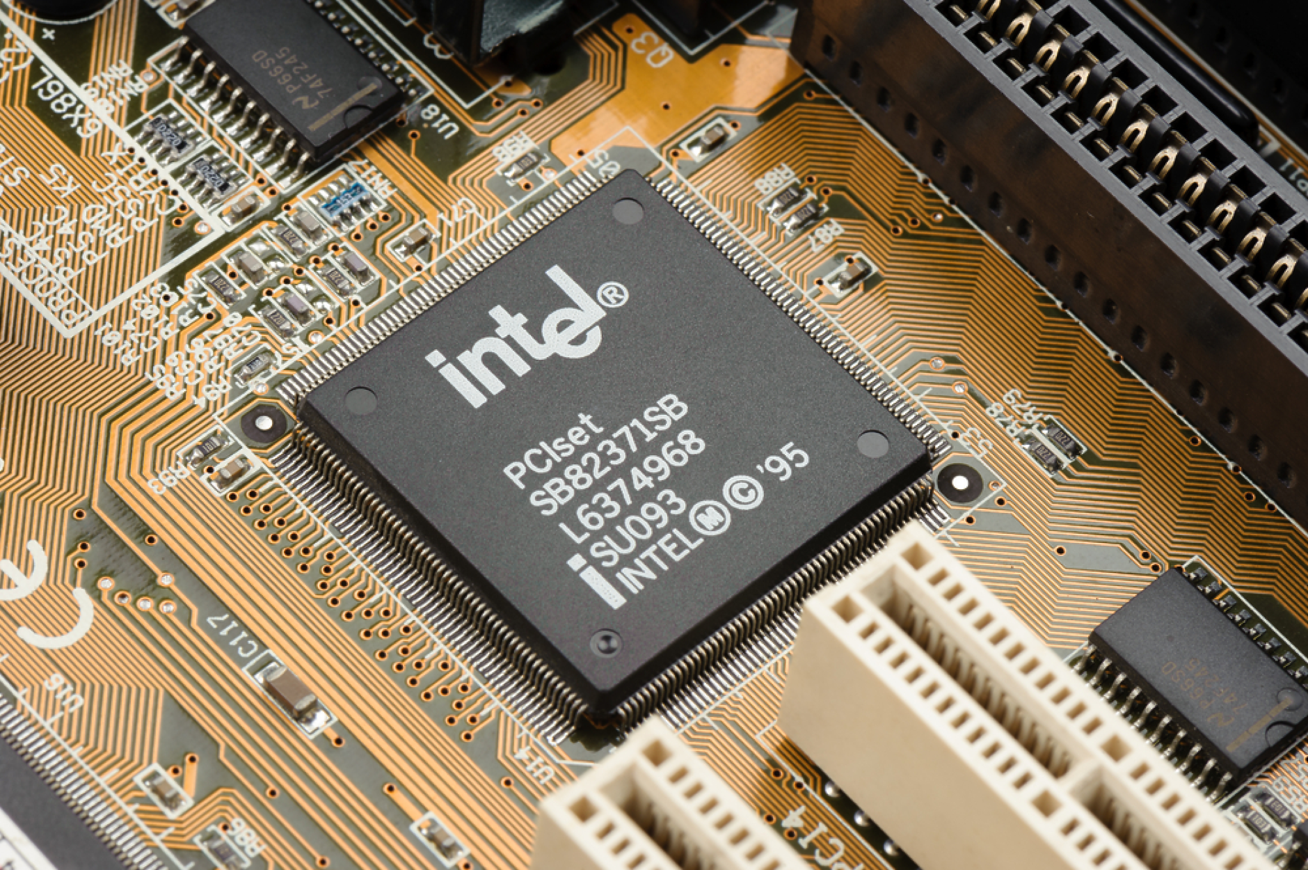 САЩ ще финансират Intel с 3,5 млрд. долара за производство на чипове за военни цели  