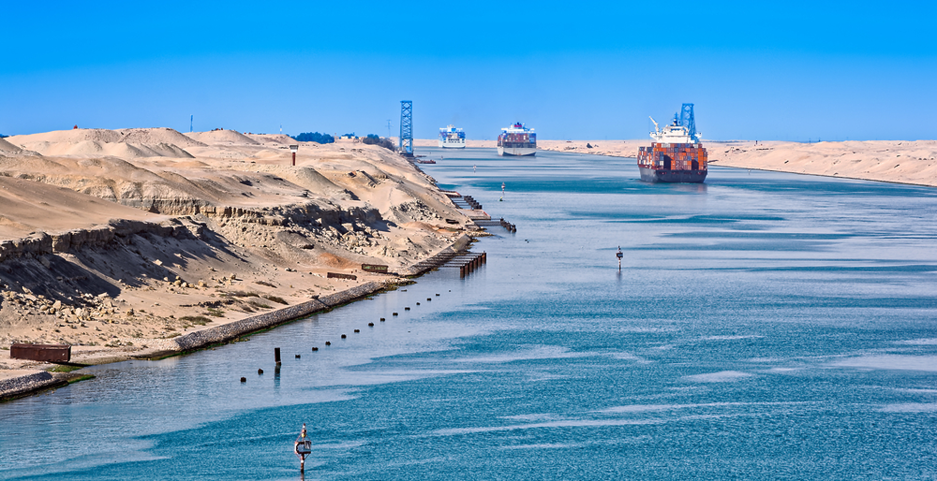 Приходите от Суецкия канал са намалели с 50% заради атаките срещу кораби в Червено море 