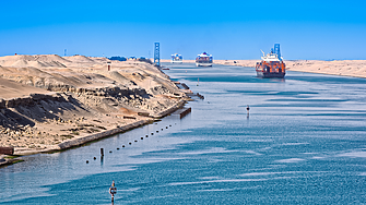 Приходите от Суецкия канал са намалели с 50% заради атаките срещу кораби в Червено море 