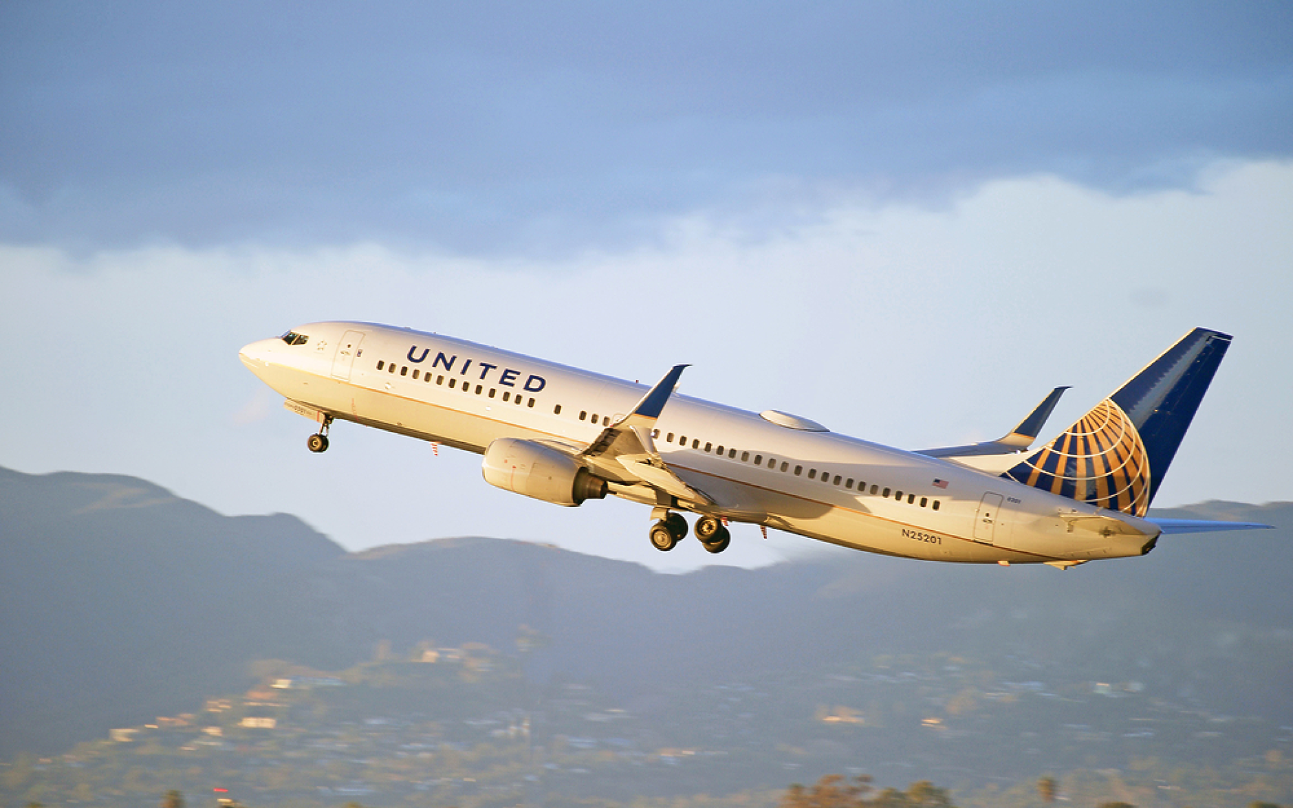 United  Airlines спира наемането на пилоти заради забавените доставки на самолети от  Boeing