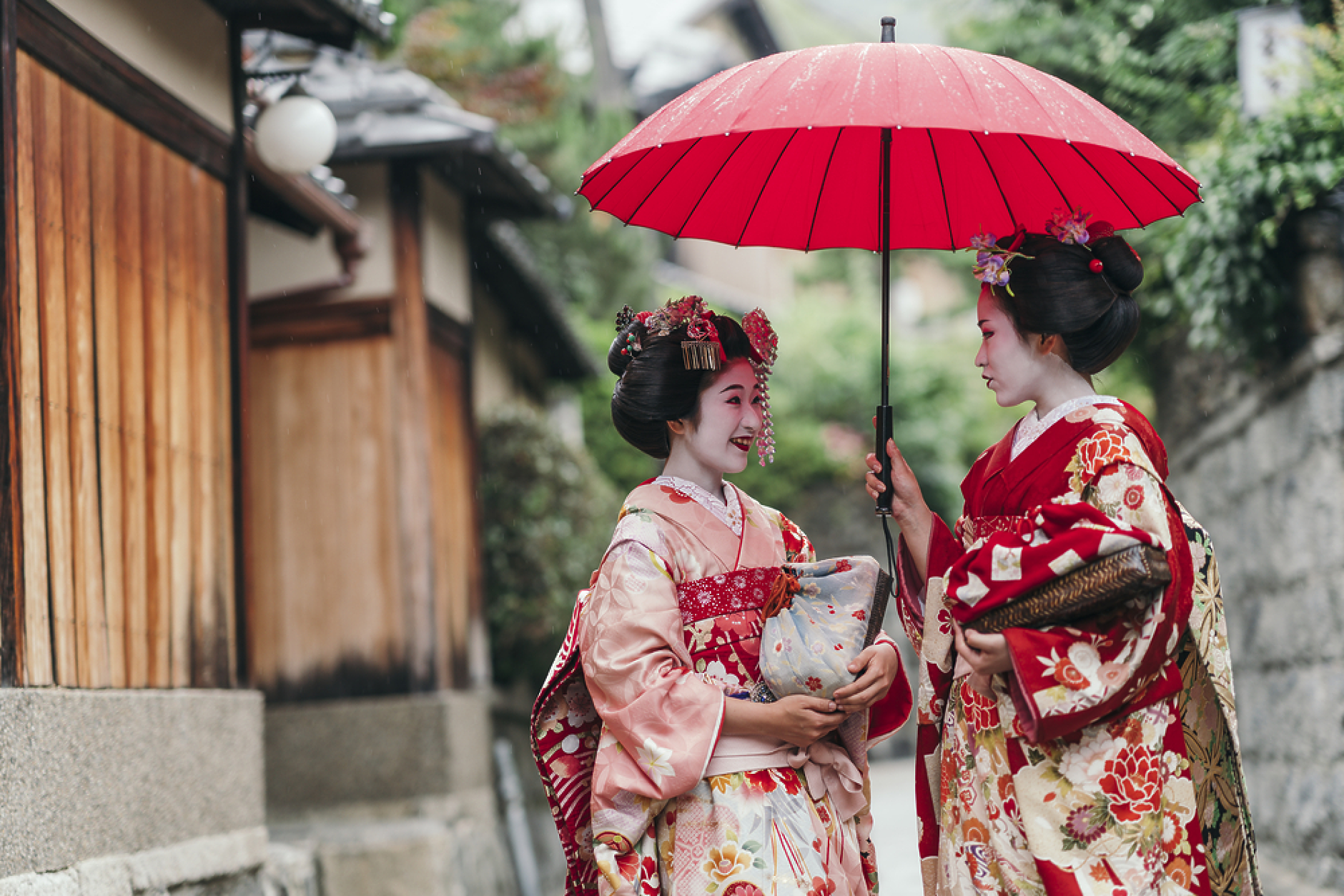 Затварят за туристи алеите в района на гейшите в Киото