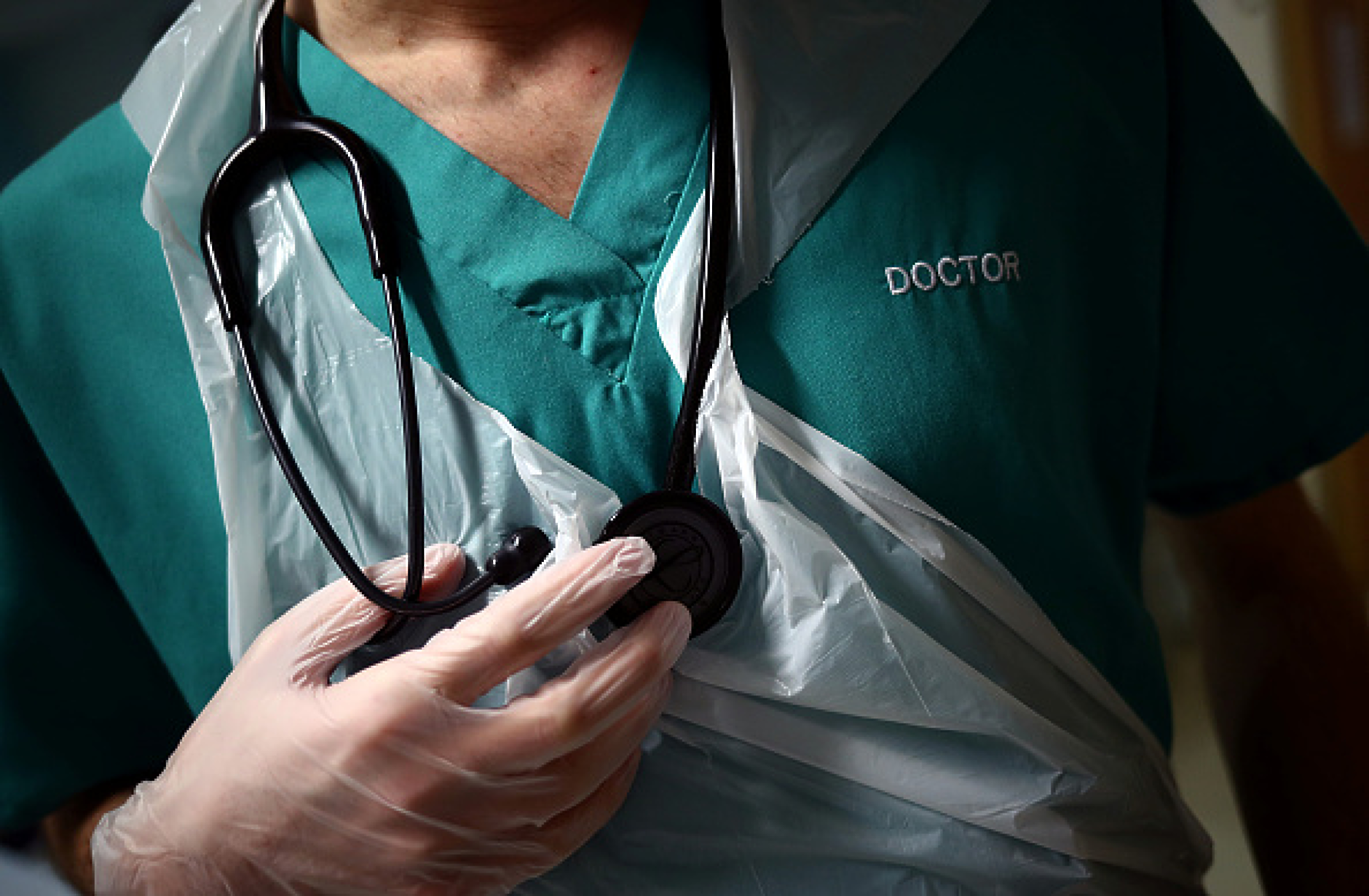 Младшите лекари в Англия гласуваха за още половин година стачки за по-високи заплати