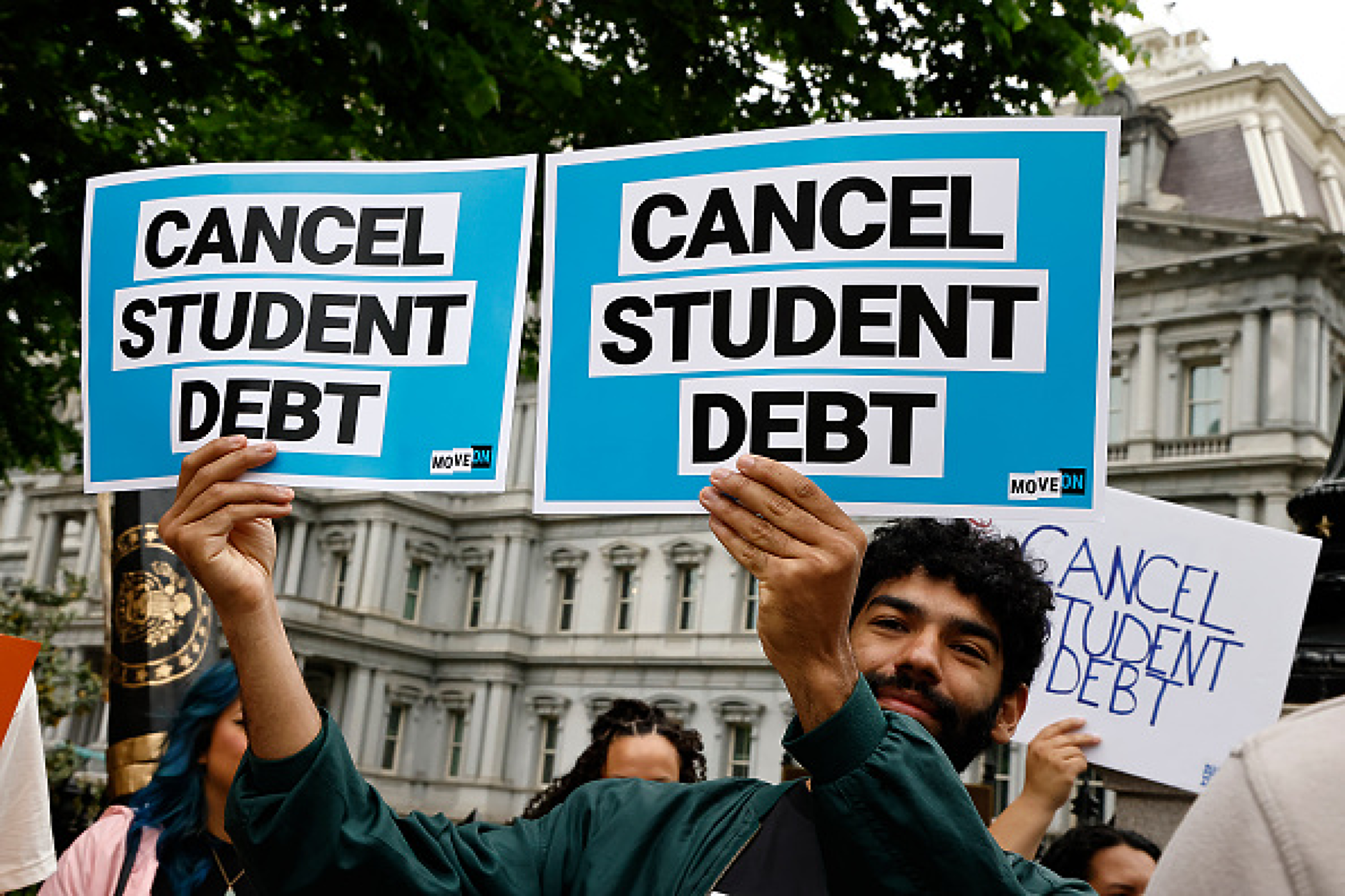 Властите в САЩ ще компенсират загубите на над 27 хиляди души, измамени със студентски заеми