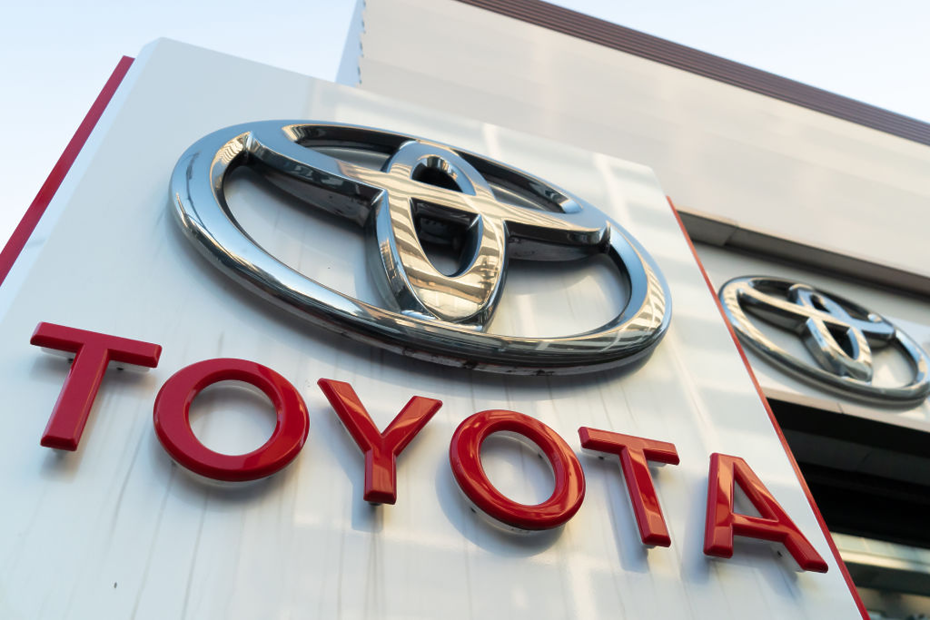 Toyota се съгласи на най-голямото увеличение на заплатите от 25 години насам