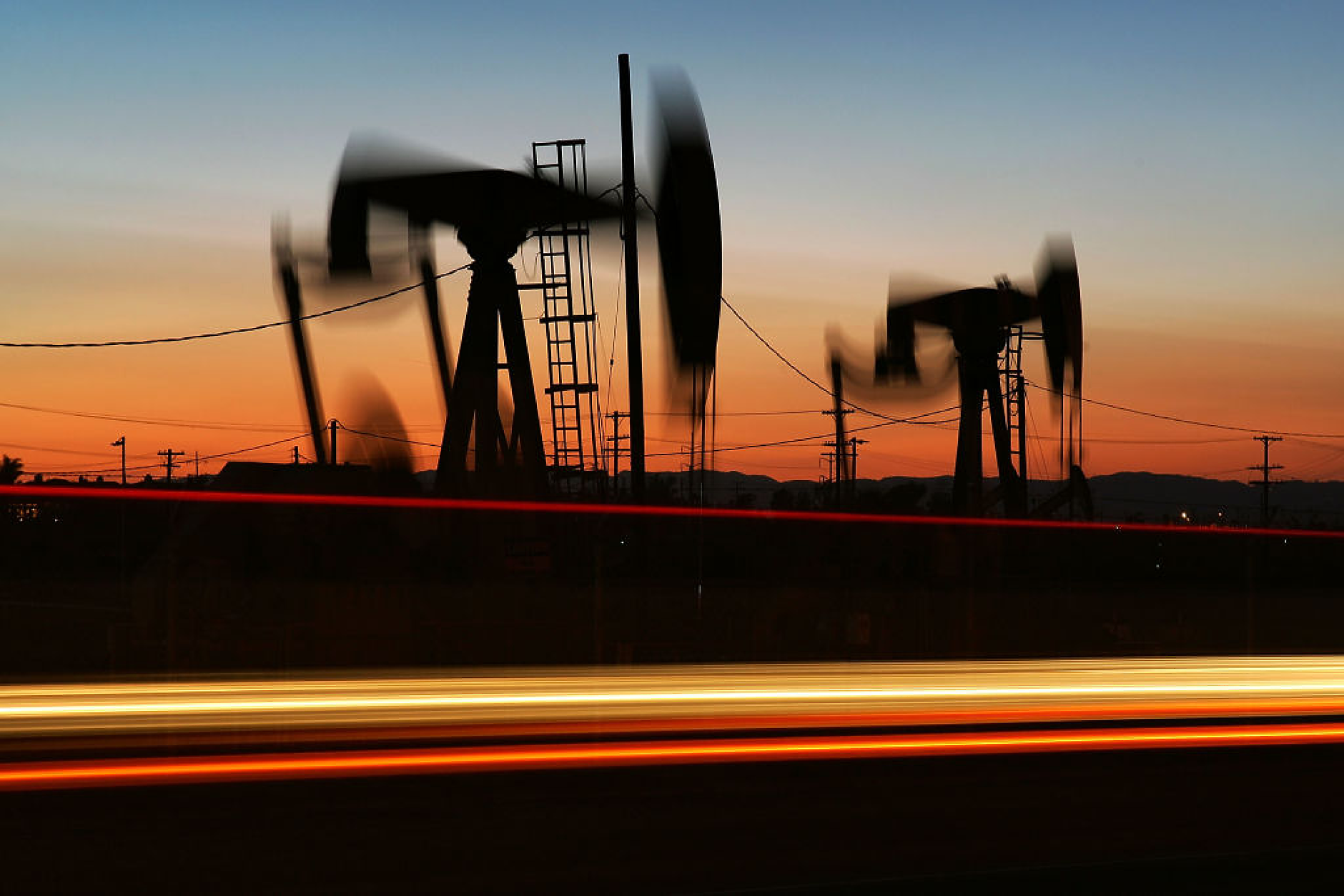 Минимална промяна в цените на петрола, пазарите претеглят съкращенията на руските доставки спрямо по-слабия долар