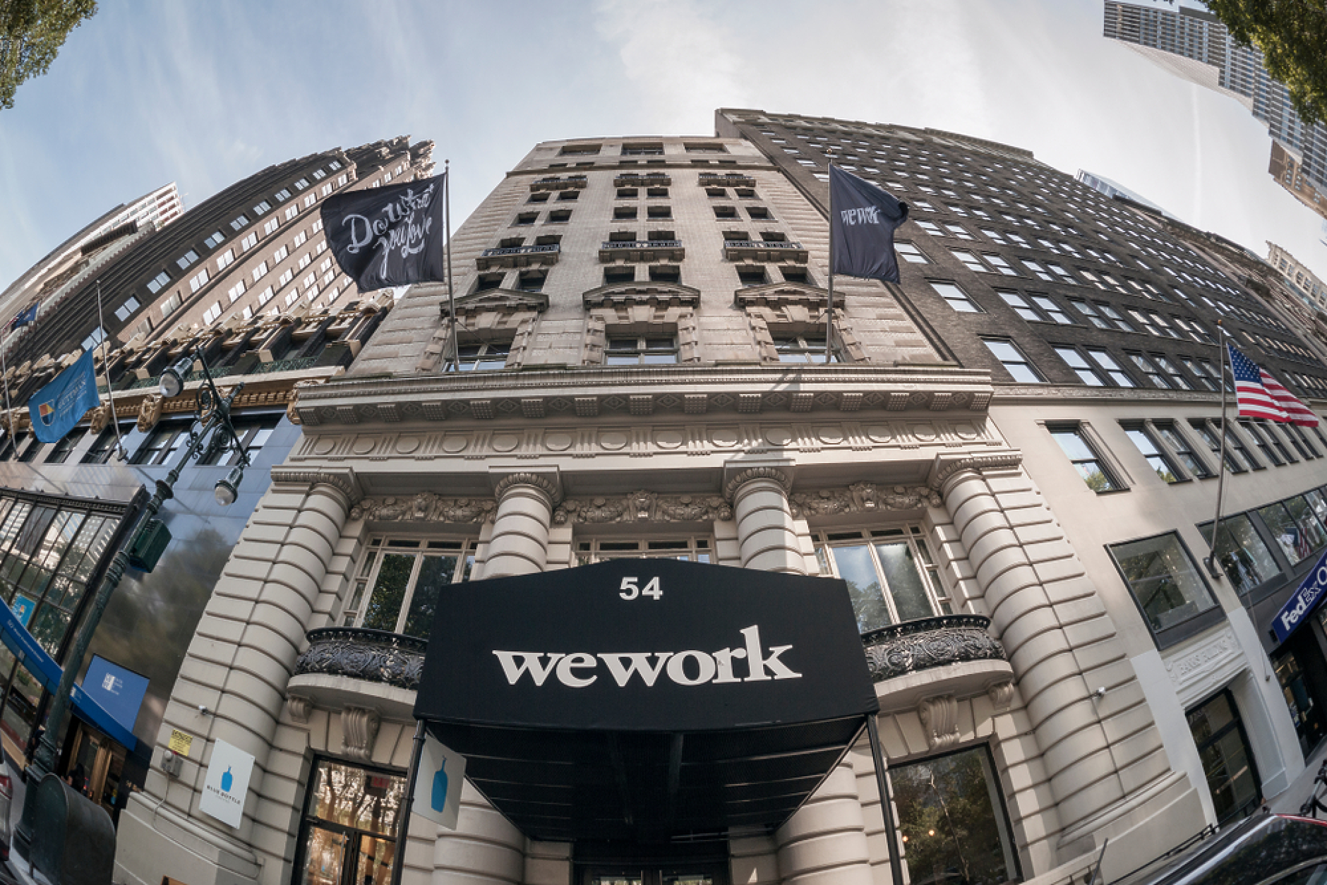 Основателят на фалиралата WeWork иска да  купи компанията за $500 млн.